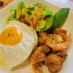 ข้าวหอมมะลิ+กุ้งทอดกระเทียมพริกไทย+ไข่ดาว