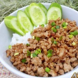 หมูสับผัดน้ำมันหอยราดข้าว