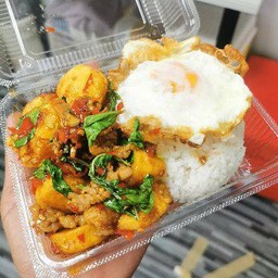 ข้าวกระเพราเต้าหู้ไข่