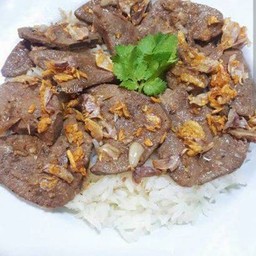 ตับหมูทอดกระเทึยมราดข้าว