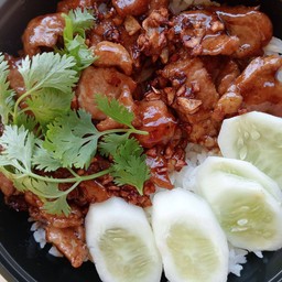 ข้าวหมูกระเทียม