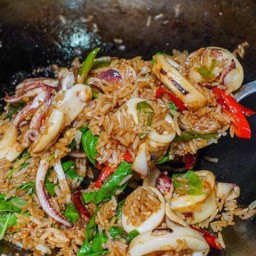 ข้าวคลุกกระเพราทะเล