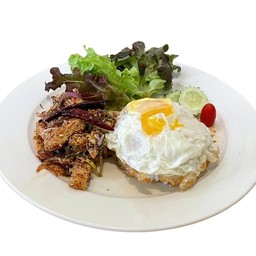 ข้าวยำแซ่บ ไก่ย่าง ไข่ดาว