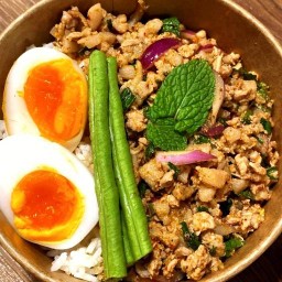 ข้าวหมูทอดพุงกาง ไข่ยางมะตอย
