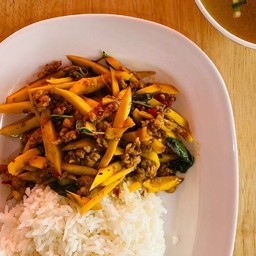 ผัดหน่อไม้หมูสับ