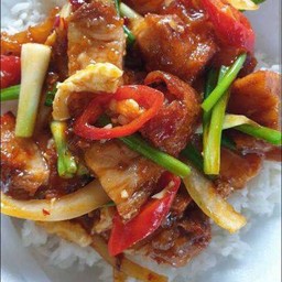 หมูกรอบผัดน้ำพริกเผาราดข้าว