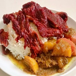 ข้าวแกงกะหรี่เนื้อเค็มทอดไข่ข้น