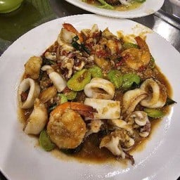 ผัดสะตอกะปิทะเล