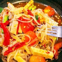 ตำเส้นมาม่าหมูกรอบ+หมูยอ