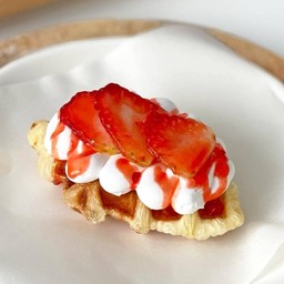 ครอฟเฟิลวิปครีม+สตรอเบอร์รี (ขนาด 50 g.) ตัวใหญ่