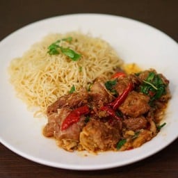 บะหมี่กะเพราหมูตุ๋น