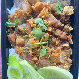 ข้าวหมูกรอบผัดพริกเกลือ