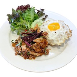 ข้าวยำแซ่บ ไก่กรอบ ไข่ดาว