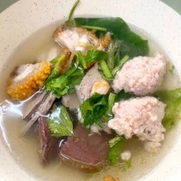 ต้มเลือดหมู + หมูกรอบ