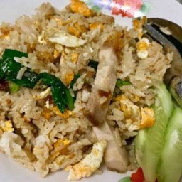 ข้าวผัดหมูกรอบ