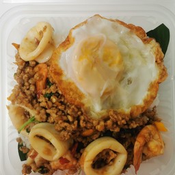 ผัดกระเพรารวมมิตร/ไข่ดาว