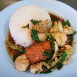 ข้าวราดกะเพราทะเล