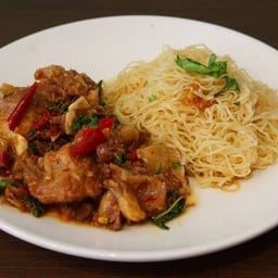 บะหมี่กะเพราเนื้อตุ๋น