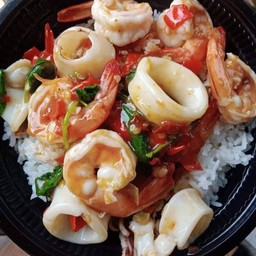 ข้าวกะเพรากุ้วหมึก