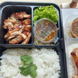 ข้าวไก่ย่างจิ้มแจ่ว
