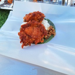 สะโพก2ชิ้น+ข้าวเหนียว+หอมเจียว+น้ำจิ้ม