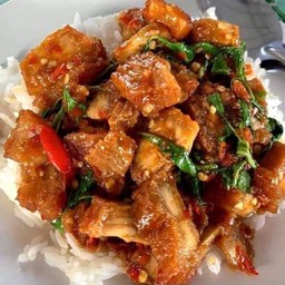 กระเพราหมูกรอบ