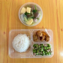 ข้าวแกงจืดเต้าหู้หมูสับ+ดอกขจรหมูสับ+จ๊อปู