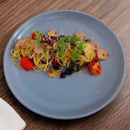 สปาเกตตี้ผัดผริกแห้งนำ้มันมะกอกแฮมอย่างดี