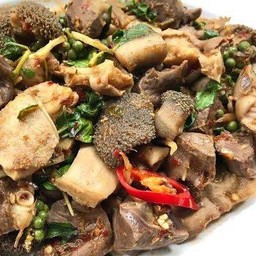 ข้าวกะเพราเครื่องในวัว