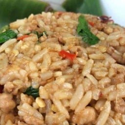 ข้าวคลุกกะเพราปลาหมึกขุนช้าง
