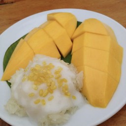 ข้าวเหนียวมะม่วงพร้อมทานราดกะทิ