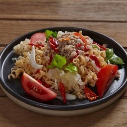 [อร่อยซ่ากับโค้ก] ยำมาม่า(หมูสับ) +  โค้ก ออริจินัล (กระป๋อง) 