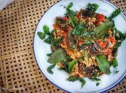 ข้าวราดกระเพราไข่เยี่ยวม้า