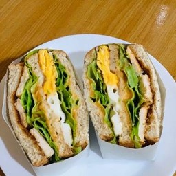 แซนด์วิช อกไก่ ซอสบาร์บีคิว + 1 ไส้