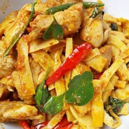 ผัดพริกแกงหน่อไม้เหลืองไก่กับข้าว