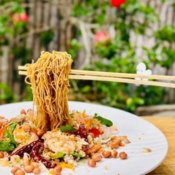 บะหมีกรอบลอยฟ้า ยำหมูสับกุ้งสด SO GOOD