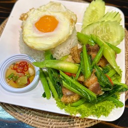 ข้าวคะน้าหมูกรอบ