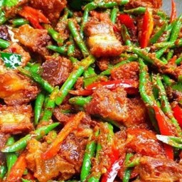 ผัดพริกขิงหมูหรือไก่ระบุ