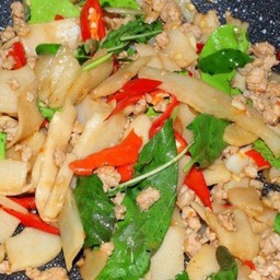 ผัดกะเพราหน่อไม้ดองไก่กับข้าว