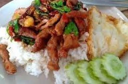 ข้าวราดราดหมูแดดเดียว