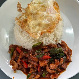 ผัดพริกแกเครื่องในไก่