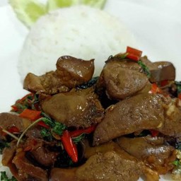 กะเพราเครื่องในไก่ราดข้าว