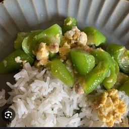 บวบผัดไข่ใส่หมูราดข้าว