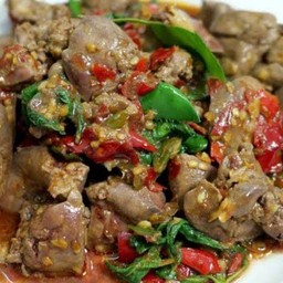 กะเพราเครื่องในไก่กับข้าว