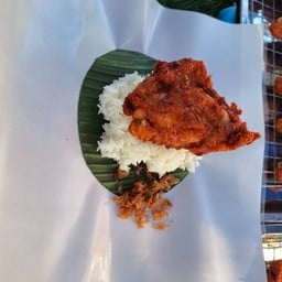 สะโพก ไก่+ข้าวเหนียว+หอมเจียว+น้ำจิ้ม