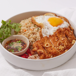 Crunchy chicken with garlic fried rice and egg