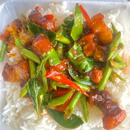 ข้าวผัดพริกแกงหมูกรอบ