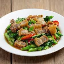 ข้าวราดคะน้าหมูกรอบ