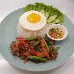 ผัดพริดแกงหมู/ไก่ ราดข้าว
