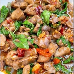 กะเพราเครื่องใน (ไก่)